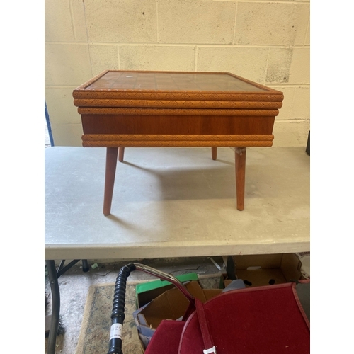 100B - Mid century low chess table with a set of resin chess pieces in fitted internals, height of tallest ... 