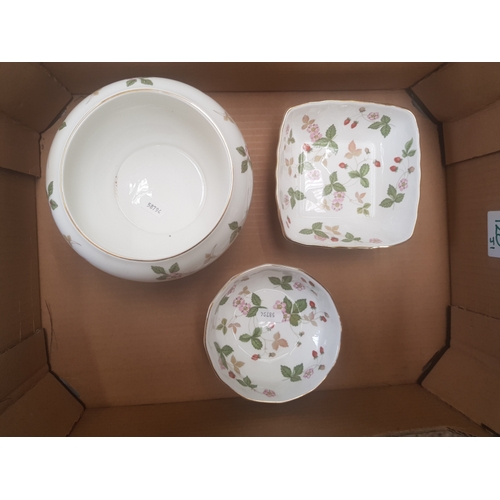 120 - Wedgwood Wild Strawberry pattern items (1 small tray).