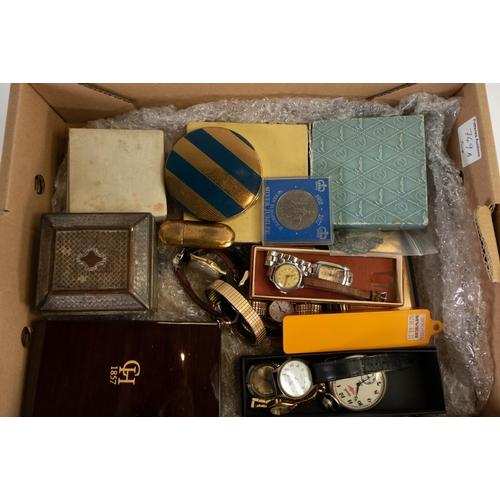 749A - Good job lot collection of collectors pieces including various nice quality powder compacts, lighter... 