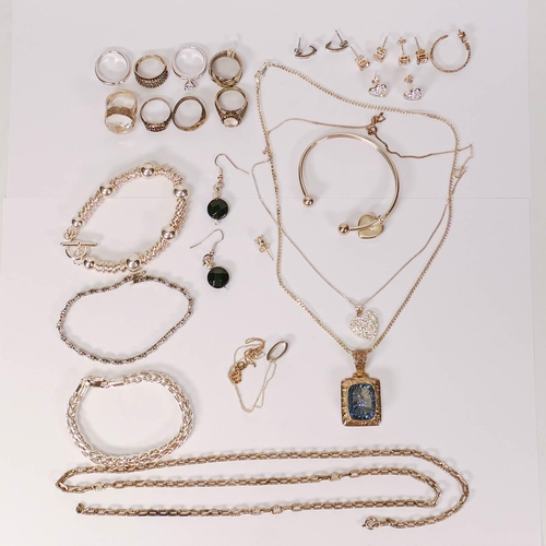 746 - Assortment of silver & silver coloured metal jewellery, gross weight including stones etc., 131g.