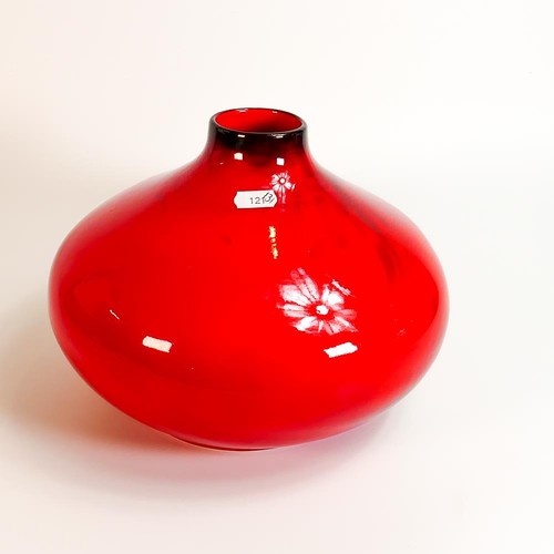 268 - Peggy Davies squat Ruby Fusion large vase with Pyramid design, 20cm tall