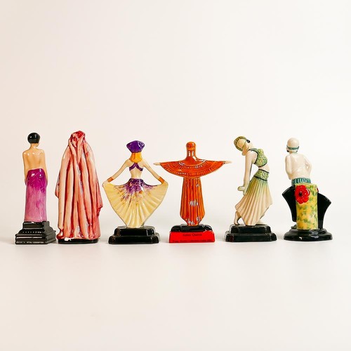 276 - A collection of Kevin Francis / Peggy Davies Guild issue small figures, these were given away by the... 