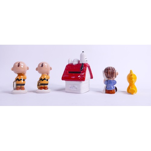 400 - Wade Snoopy Collection figures Charlie Brown x 2 & Linus plus Snoopy and Woodstock, marked to base i... 