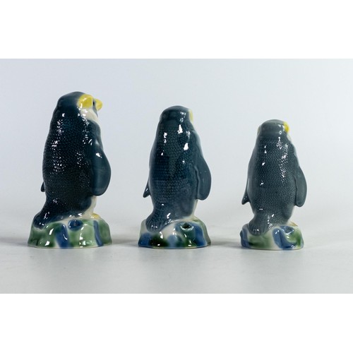 427 - Wade set of three graduated penguins. Unmarked to base, height of tallest 12.5cm. These items were r... 