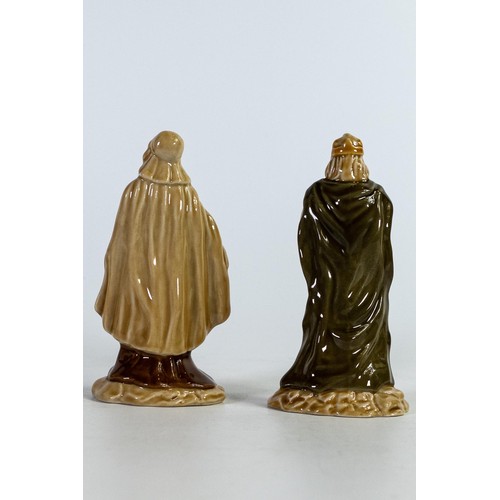 432 - Wade figures Arthur and Guinevere from the Camelot collection. Height 11cm. These items were removed... 