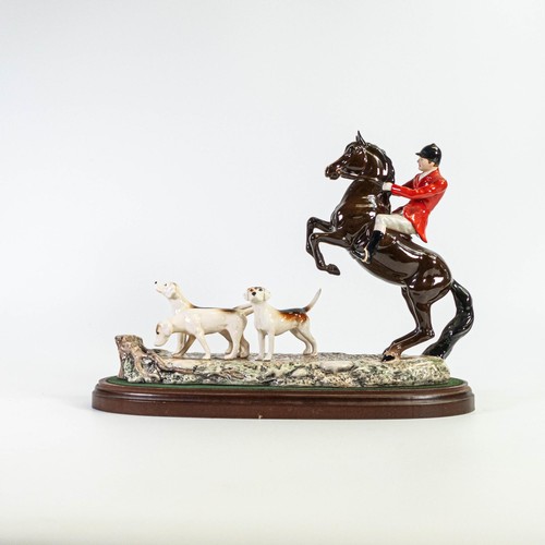 842 - Beswick Hunting tableau Tally Ho! On wooden plinth (commissioned in 1994 by Grattans Mail Order)