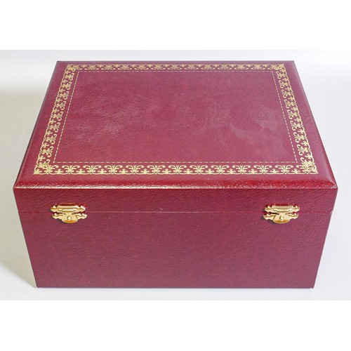 1634 - De Lamerie Empress pattern dip bowl gift set in impressive leather box, gilt spoons.