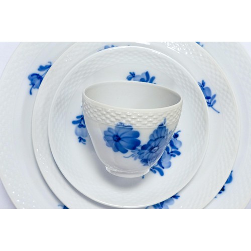 1754 - Royal Copenhagen Blue Flower pattern tea & dinner ware to include coffee pot, dinner plates, cups & ... 