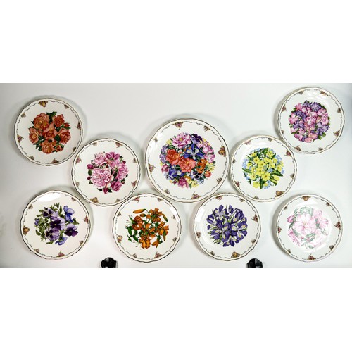 1773 - Royal Albert The Queen Mother Favourite Flowers limited edition wall plates, with certificates, diam... 