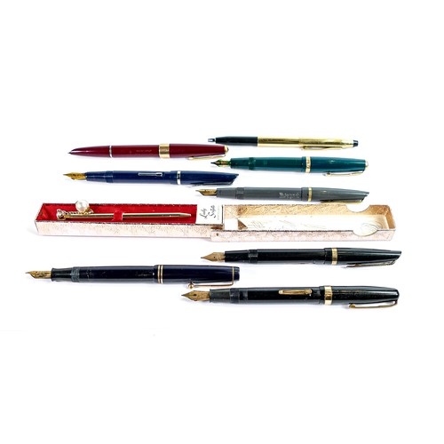 2217 - A collection of vintage fountain pens including Parker, Watermans etc. (9)