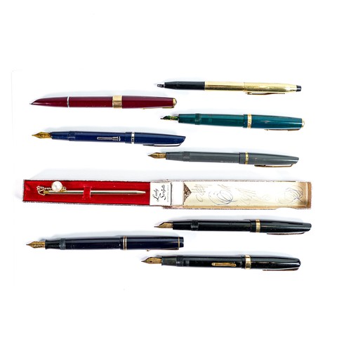 2217 - A collection of vintage fountain pens including Parker, Watermans etc. (9)