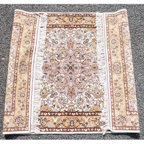 2086 - tasseled rug carpet. 71cm x 48cm