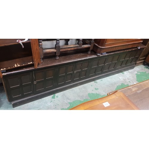 532 - Very large early 20th century dark oak panelled low 8 door hallway storage cabinet/settle, 261cm in ... 