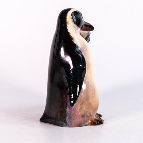 1063 - Royal Doulton model of a pair of penguins HN133, height 15.5cm Restored beak.