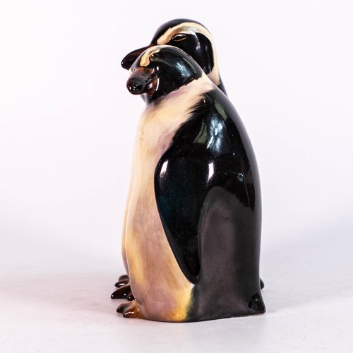 1063 - Royal Doulton model of a pair of penguins HN133, height 15.5cm Restored beak.