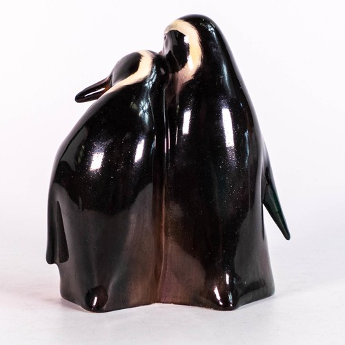 1063 - Royal Doulton model of a pair of penguins HN133, height 15.5cm Restored beak.