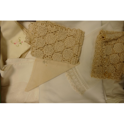 66 - A collection of Linen & lace items to include table cloths, doilies, napkins etc (1 tray)