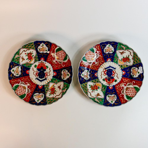 103 - Pair Japanese Meiji period Imari Scallop edged plates, diameter 25cm (2)