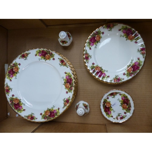 425 - Royal Albert Old Country Roses patterned dinner ware items to include 6 dinner plates, 5 salad, salt... 