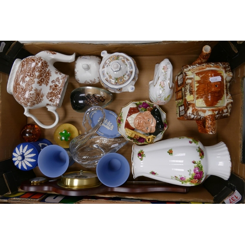 137 - A mixed collection of items to include Royal Albert Old Country Rose Patterned Vase, Royal Doulton S... 