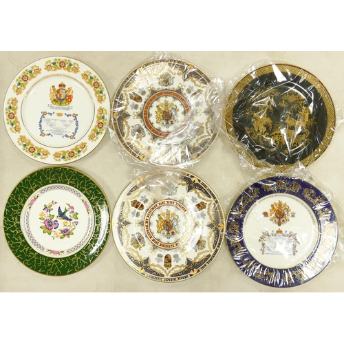 364 - A mixed collection of Cabinet & Commemorative plates including Aynsley Heraldic plates, Hand finishe... 