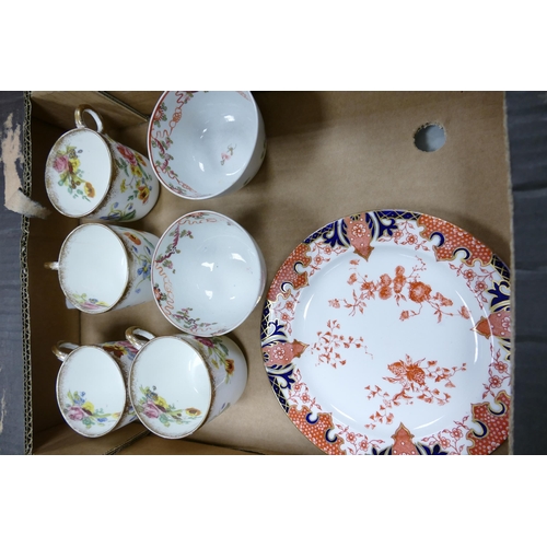 414 - Mixed collection of porcelain items to include four Chelsea Royal Pottery teacups with floral sprays... 