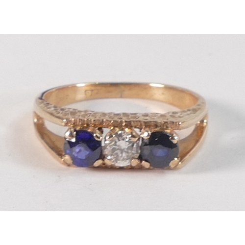 800 - 9ct gold ring set with blue stones, size L,3.2g.