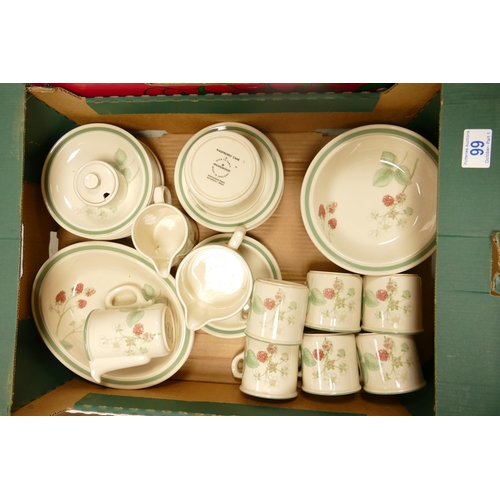 99 - A collection of Wedgwood Raspberry Cane patterned tea & dinnerware