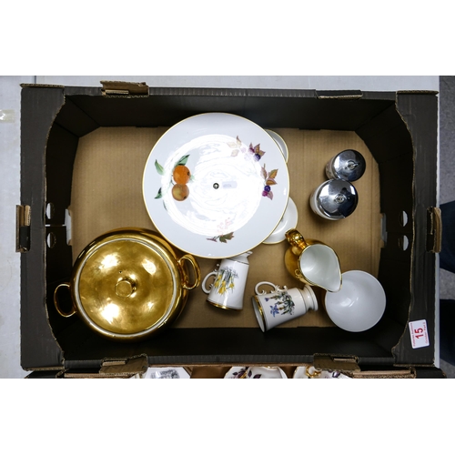 15 - A mixed collection of tea and dinner ware to include Royal Worcester gilt milk jug and sugar bowl, R... 