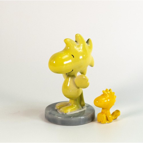 137 - Wade cartoon Woodstock figure from Peanuts & similar smaller item, tallest 14cm. This was removed fr... 