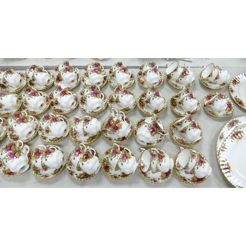 A extensive collection of approx. 400 Royal Albert Old Country Roses  patterned items to include - 27