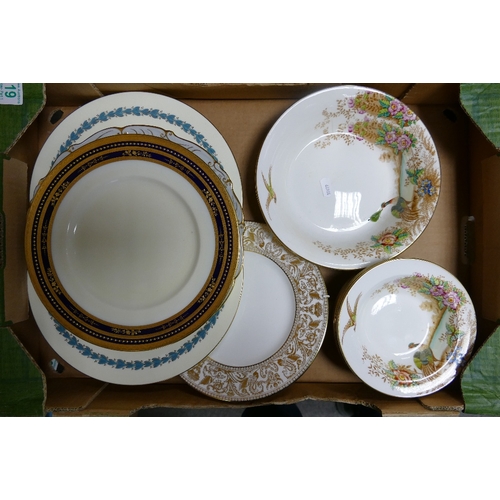 119 - A mixed collection of items to include Minton Tiffany & Co gilded dinner plate, Wedgwood Gold Floren... 