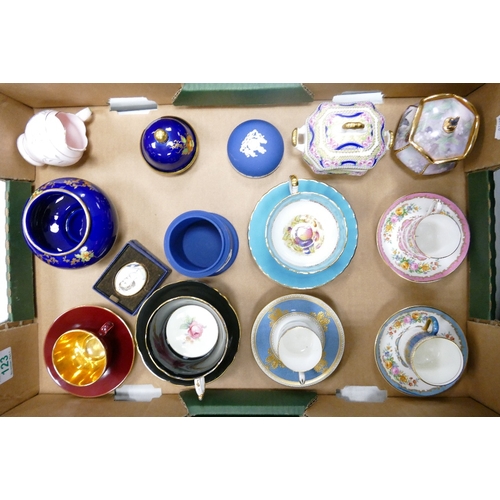 123 - A mixed collection of items to include Anysley, Paragon , Wedgwood & similar floral decorated cabine... 