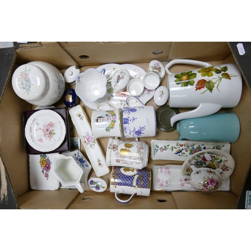 398 - A mixed collection of items to include Shelley 2377 part breakfast set, floral teas ware, floral obl... 