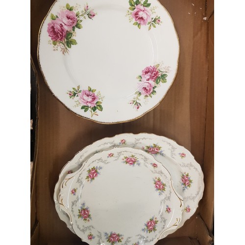 512B - A mixed collection of items to include Royal Albert American Beauty patterned dinner plates, Tranqui... 