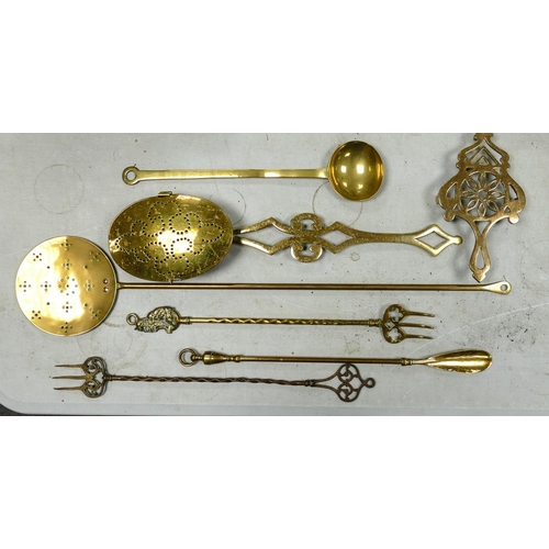 487 - A collection of Brass items to include toasting forks, chestnut toaster, trivet etc