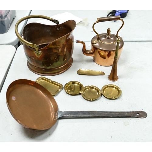 492 - A collection of copper items to include coal scuttle, hunting horn, warming pan etc (4)