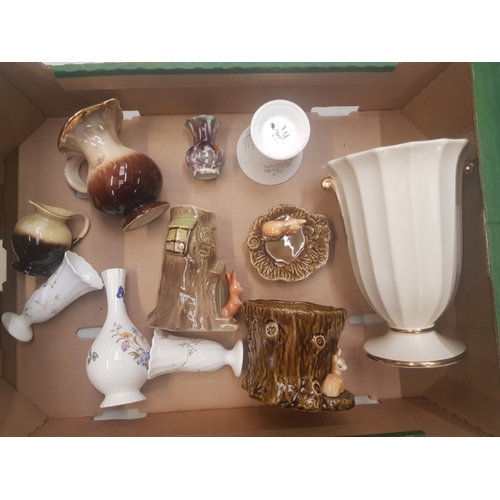 491 - A mixed collection of ceramic items to include Eastgate and slyvac flora and fauna, wedgwood vases, ... 