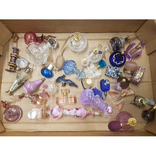 404 - A good collection of perfume bottles and atomisers, some in art noveu and art deco style etc (1 tray... 