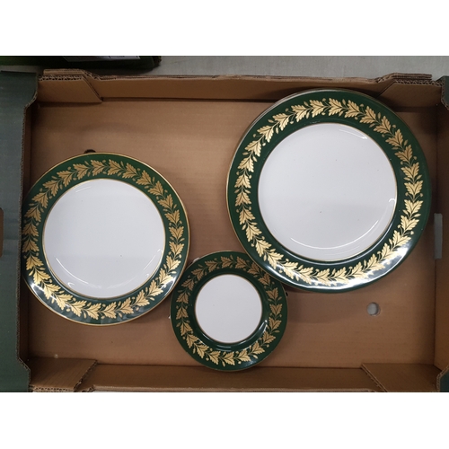 54 - Spode Green/Golden Leaves Dinner and Side Plates (15 pieces)- 1 Tray