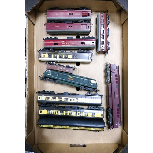 533D - A Collection of Model Railway Carriages to include examples by Tri-ang Great Western, Lima Sharpshoo... 