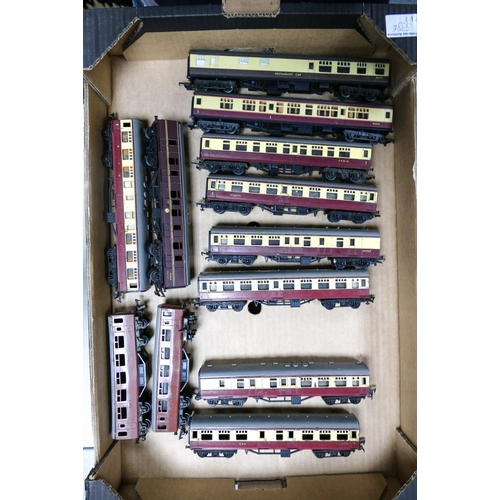 533E - A Collection of Model Railway Carriages, mostly Tri-ang together with Lima and TTR examples (1 Tray)