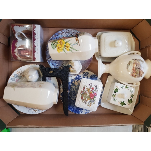 342 - A mixed collection of ceramic items to include decorative wall plates, Paragon trinket box, unmarked... 