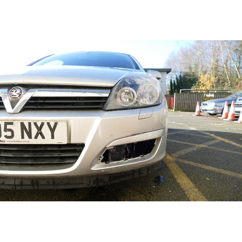 300B - A 2005 silver Vauxhall Astra 1.6i 16V Breeze, 5dr hatchback. Mileage 90862, Petrol Engine, Manual Tr... 