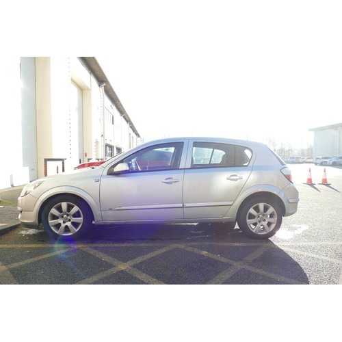 300B - A 2005 silver Vauxhall Astra 1.6i 16V Breeze, 5dr hatchback. Mileage 90862, Petrol Engine, Manual Tr... 