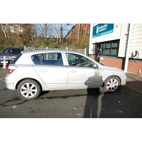 300B - A 2005 silver Vauxhall Astra 1.6i 16V Breeze, 5dr hatchback. Mileage 90862, Petrol Engine, Manual Tr... 