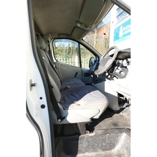 300C - A White Renault Trafic SWB- SL27dCi 100 Van. Mileage 129,646. Manual Transmission, Diesel, Engine si... 