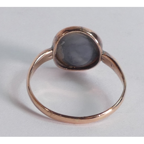 678 - 9ct gold ring set with agate round stone, ring size S, 2g.