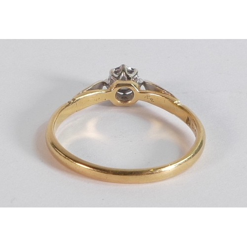 685 - 18ct gold ring set with solitaire diamond, ring size Q/R, 2.7g.