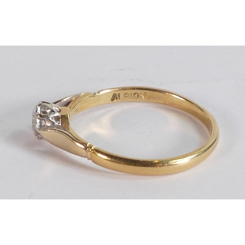 685 - 18ct gold ring set with solitaire diamond, ring size Q/R, 2.7g.